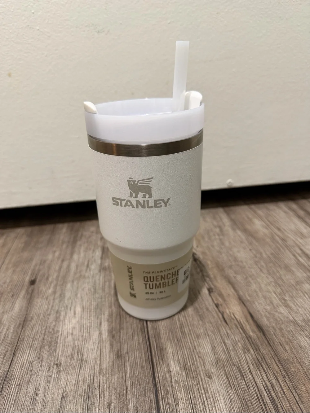 Stanley Quencher Tumbler in White 20 oz - Picture 2 of 8
